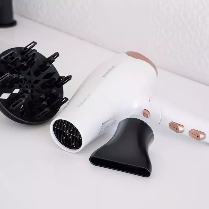 Secador de pelo Taurus STUDIO 2500 IONIC 2400 W blanco con función iónica, 3 niveles de calor, 2 velocidades, difusor y concentrador