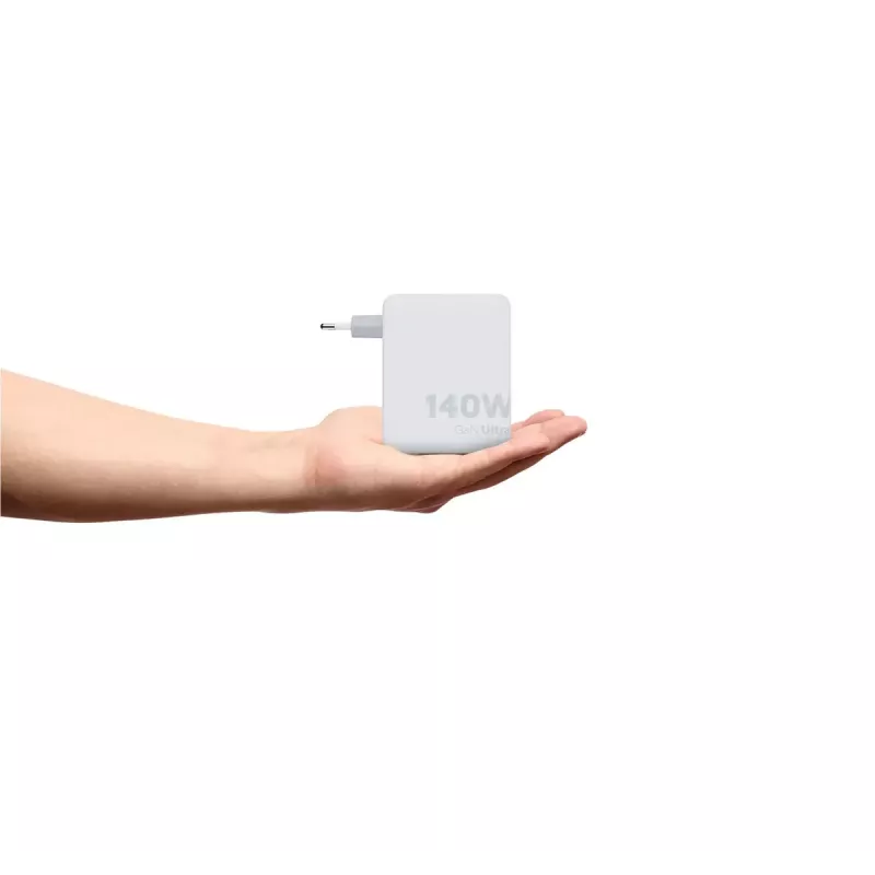 Cargador de viaje portátil GaN de 140W Xtorm XVC2140 con 3 conectores USB-C PD y cable USB-C de 2 m, blanco