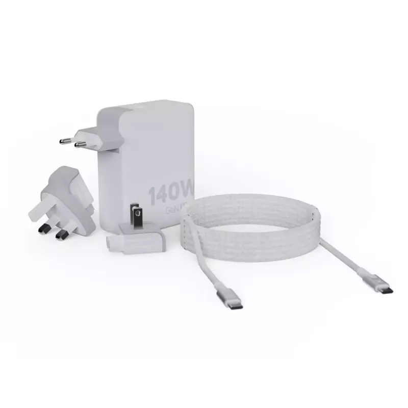 Cargador de viaje portátil GaN de 140W Xtorm XVC2140 con 3 conectores USB-C PD y cable USB-C de 2 m, blanco