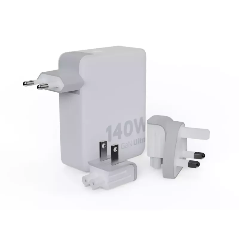 Cargador de viaje portátil GaN de 140W Xtorm XVC2140 con 3 conectores USB-C PD y cable USB-C de 2 m, blanco