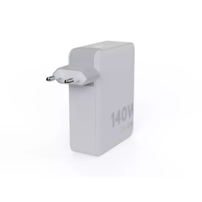 Cargador de viaje portátil GaN de 140W Xtorm XVC2140 con 3 conectores USB-C PD y cable USB-C de 2 m, blanco