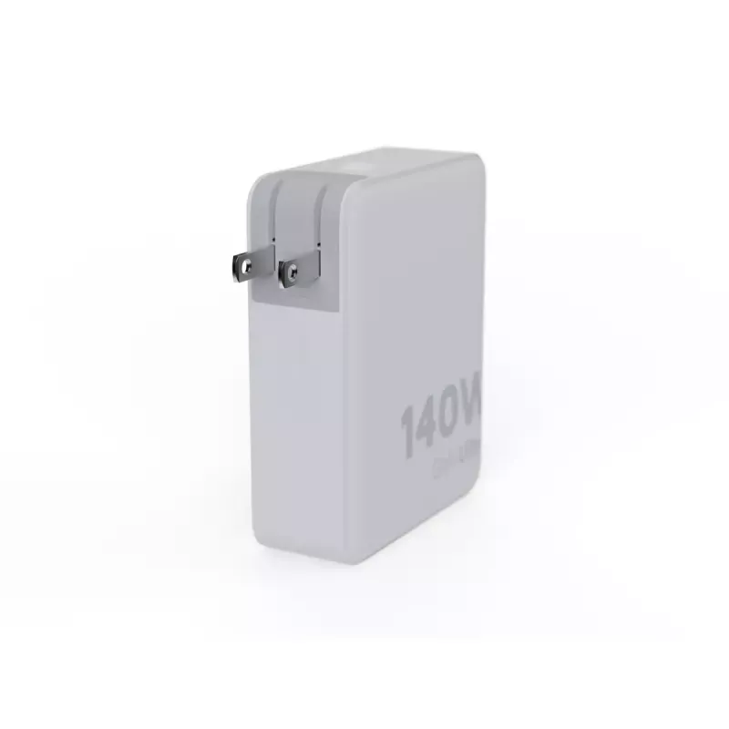 Cargador de viaje portátil GaN de 140W Xtorm XVC2140 con 3 conectores USB-C PD y cable USB-C de 2 m, blanco