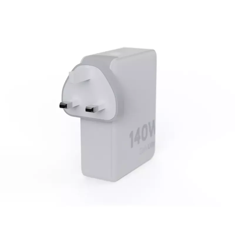 Cargador de viaje portátil GaN de 140W Xtorm XVC2140 con 3 conectores USB-C PD y cable USB-C de 2 m, blanco