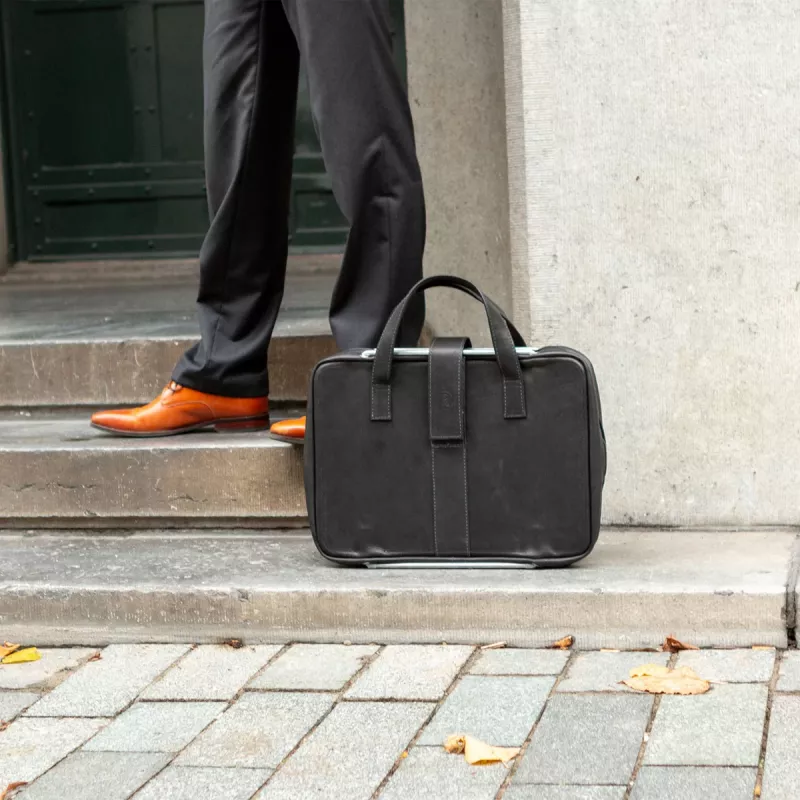 R-Go Tools bolsa para portátil R-Go Viva, piel, con soporte para portátil integrado, correa de hombro, 39,6 cm (15,6 inch), negro