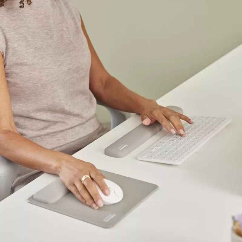 Fellowes Reposamuñecas para teclado Breyta Reposamuñecas compacto para teclado con protección antibacteriana Reposamuñecas ergonómico Sand