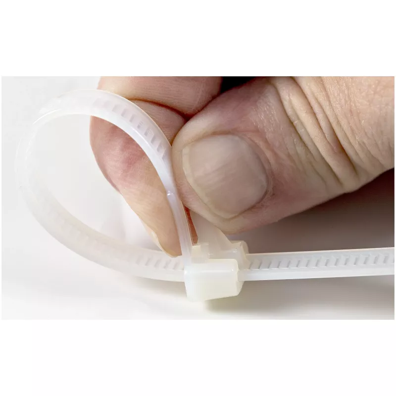 StarTech.com bridas reutilizables de 12 cm - 7 mm de ancho, 30 mm de diámetro de haz, 22 kg de resistencia a la tracción, bridas de nailon liberables, interior/exterior, 94V-2/UL listado, pack de 100 - blanco