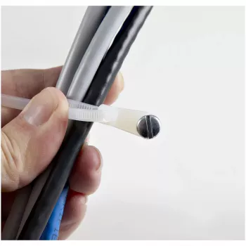 StarTech.com bridas de 4 pulgadas (10 cm) con orificio de fijación - 1/16 pulgadas (2 mm) de ancho, 7/8 pulgadas (24 mm) de diámetro de haz, 18 lb (8 kg) de resistencia a la tracción, bridas de nailon 66 autoblocantes con orificio para tornillo, listado UL, pack de 100
