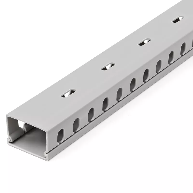 StarTech.com canaleta de cables con ranuras abiertas y tapa, 38 mm (1-1/2 pulgadas) de ancho x 25 mm (1 pulgada) de alto - 2 m (6,5 pies) de longitud - ranuras de 8 mm (1/4 pulgadas), ocultación de cables de red/canaleta de pared de PVC, máx. 20 cables, listado UL