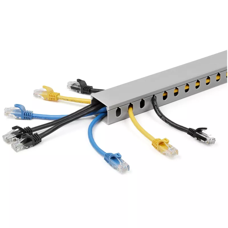 StarTech.com canaleta de cables con ranuras abiertas y tapa, 38 mm (1-1/2 pulgadas) de ancho x 25 mm (1 pulgada) de alto - 2 m (6,5 pies) de longitud - ranuras de 8 mm (1/4 pulgadas), ocultación de cables de red/canaleta de pared de PVC, máx. 20 cables, listado UL