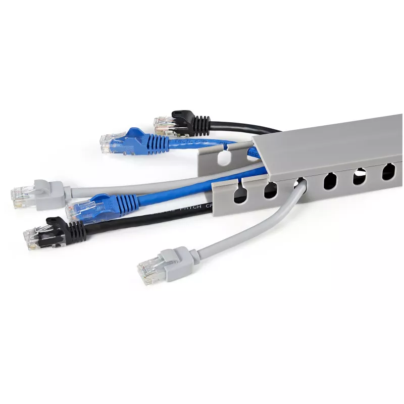 StarTech.com canaleta de cables con ranuras abiertas y tapa, 38 mm (1-1/2 pulgadas) de ancho x 25 mm (1 pulgada) de alto - 2 m (6,5 pies) de longitud - ranuras de 8 mm (1/4 pulgadas), ocultación de cables de red/canaleta de pared de PVC, máx. 20 cables, listado UL