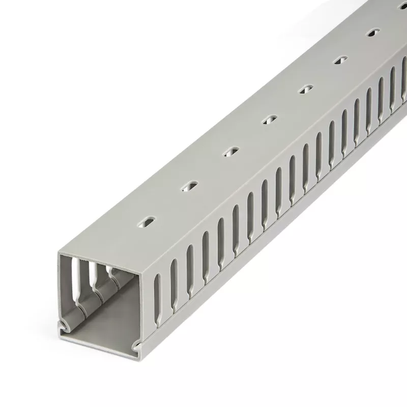 StarTech.com tapa de canaleta de gestión de cables con ranuras abiertas, 2 pulgadas (50 mm) de ancho x 2 pulgadas (50 mm) de alto - 2 m de longitud - ranuras de 8 mm, ocultación de cables de red/canaleta de pared de PVC, máx. 80 cables, listado UL