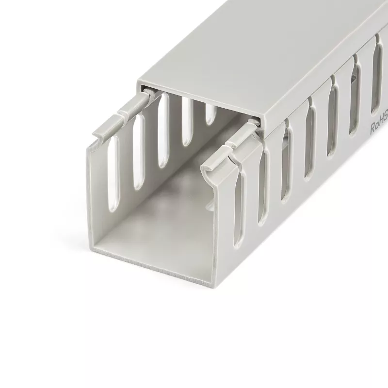 StarTech.com tapa de canaleta de gestión de cables con ranuras abiertas, 2 pulgadas (50 mm) de ancho x 2 pulgadas (50 mm) de alto - 2 m de longitud - ranuras de 8 mm, ocultación de cables de red/canaleta de pared de PVC, máx. 80 cables, listado UL