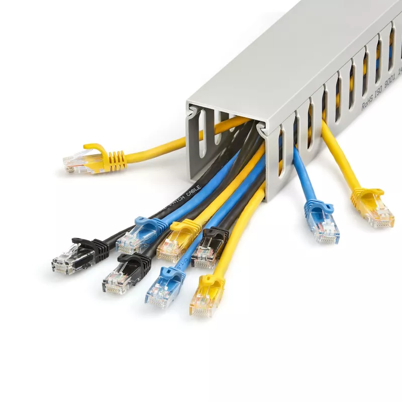 StarTech.com tapa de canaleta de gestión de cables con ranuras abiertas, 2 pulgadas (50 mm) de ancho x 2 pulgadas (50 mm) de alto - 2 m de longitud - ranuras de 8 mm, ocultación de cables de red/canaleta de pared de PVC, máx. 80 cables, listado UL