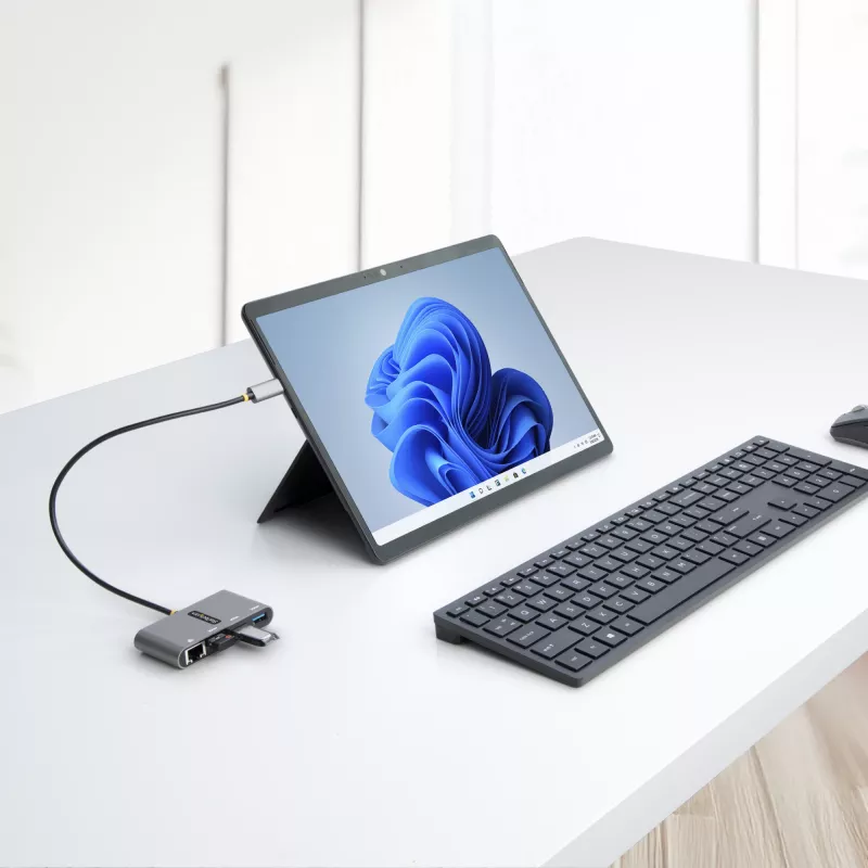 StarTech.com Hub USB-C de 3 puertos con Ethernet - 3x USB-A - Gigabit Ethernet - USB 3.0 5Gbps - alimentado por bus - Cable host USB Type-C de 1ft/30cm - GbE - Hub USB-C a USB-A portátil