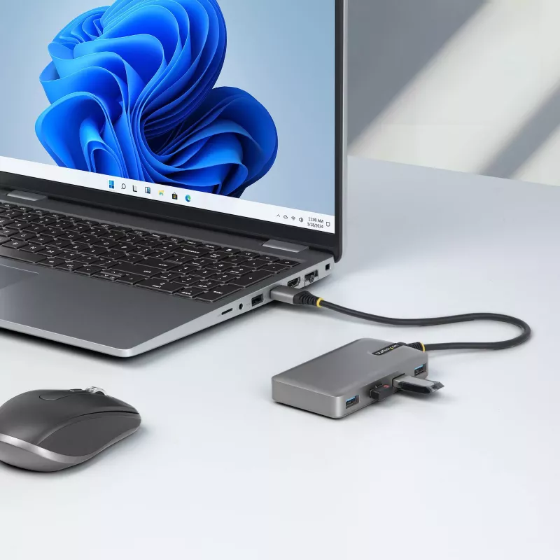 StarTech.com Hub USB-A de 4 puertos, 5 Gbit/s, alimentado por bus, hub USB-A a 4x USB-A con entrada de alimentación auxiliar USB-C, cable host de 30 cm, hub USB portátil para sobremesa/portátil