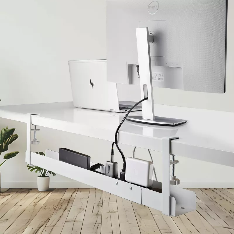 StarTech.com Bandeja de gestión de cables bajo el escritorio, organizador de cables de longitud ajustable, montaje por pinza, sin necesidad de taladrar, soporte para regletas, blanco