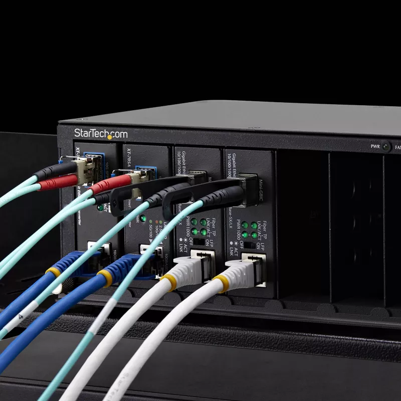 StarTech.com Chasis para conversores de medios no gestionado de 7 ranuras para la serie MCM Media Converter, aislamiento total de potencia, refrigeración activa, montaje en rack de 10