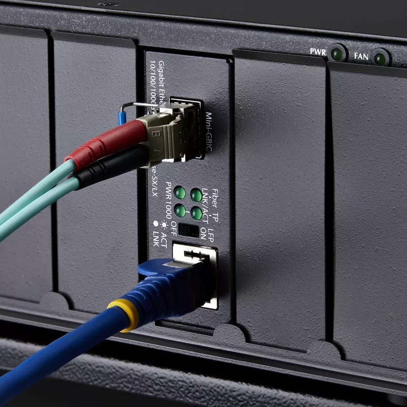 StarTech.com Convertidor de medios Gigabit Ethernet de cobre a fibra óptica, SM LC, 40 km, 10/100/1000 Mbit/s, RJ45 a LC, metal completo, tramas jumbo de 9K, conforme TAA