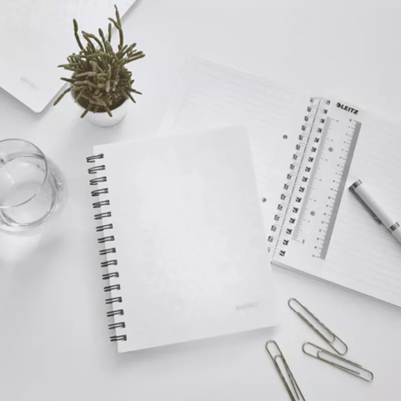 Leitz cuaderno WOW A5 rayado, encuadernación en espiral con cubierta de PP, monocromático, blanco, A5, 80 hojas, 80 g/m², papel rayado