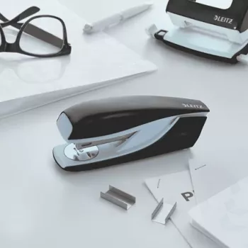Leitz grapadora WOW 5502 Metal 30 hojas, 30 hojas, negro, P3, metal, plástico, 80 g/m², 4 cm