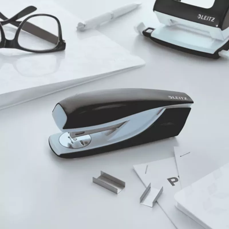Leitz grapadora WOW 5502 Metal 30 hojas, 30 hojas, negro, P3, metal, plástico, 80 g/m², 4 cm