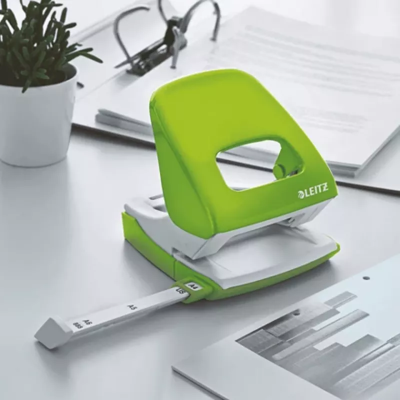 Leitz Perforadora WOW 5008 metal 2 taladros / 30 hojas, 30 hojas, verde, metal, plástico, 8 cm, 5,5 mm, A4, A5, A6, folio, US quart, 8 x 8 x 8 cm