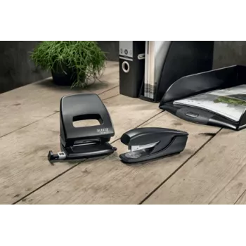 Perforadora Leitz NeXXt Recycle, 30 hojas, negro, plástico, 8 cm, 5,5 mm, A6