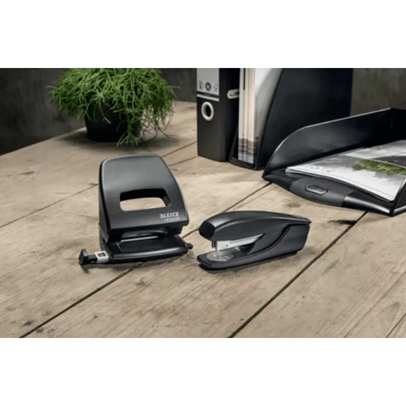 Perforadora Leitz NeXXt Recycle, 30 hojas, negro, plástico, 8 cm, 5,5 mm, A6