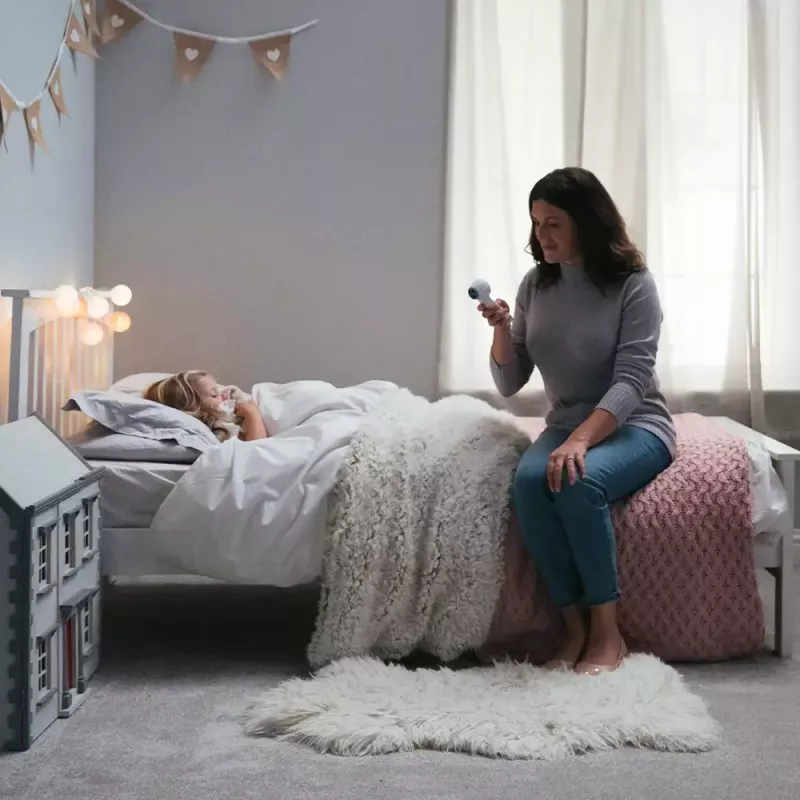 Termómetro digital de frente BRAUN BNT400 — medición a distancia, rango 34–43 °C, precisión 0,1 °C, blanco