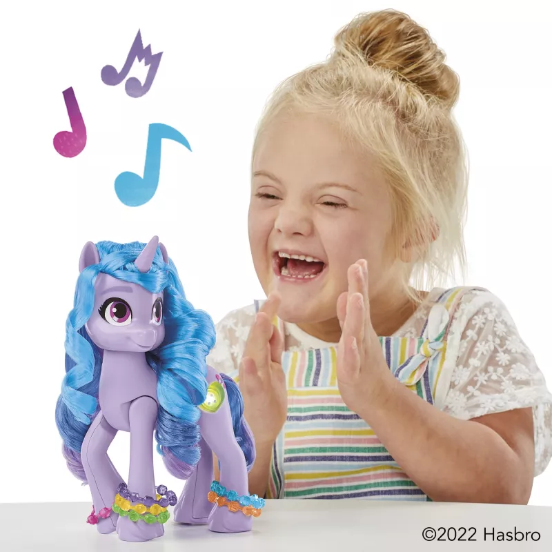 My Little Pony See Your Sparkle Izzy Moonbow, niña, 5 años, efectos de luz, con sonido