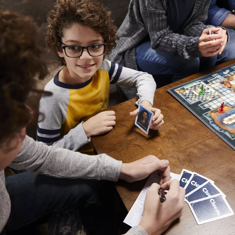 Hasbro Gaming Cluedo 45 min juego de mesa detectivesco
