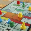 Monopoly Knockout juego familiar, juegos de mesa rápidos para edad 8+, 2–8 jugadores, 20 min.