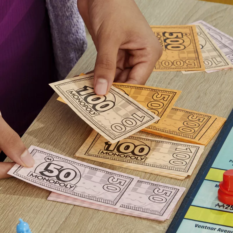 Monopoly Knockout juego familiar, juegos de mesa rápidos para edad 8+, 2–8 jugadores, 20 min.