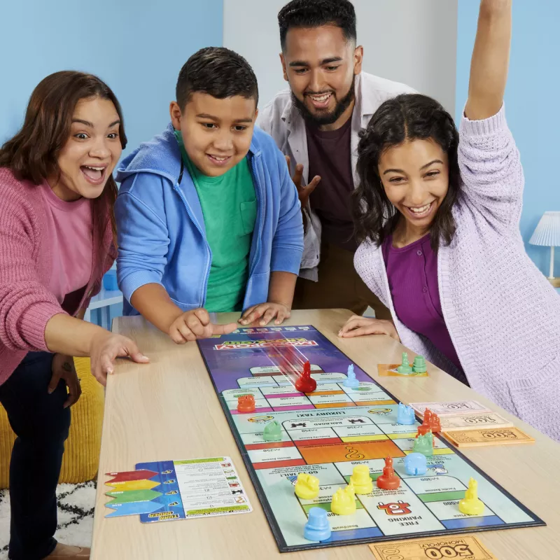 Monopoly Knockout juego familiar, juegos de mesa rápidos para edad 8+, 2–8 jugadores, 20 min.