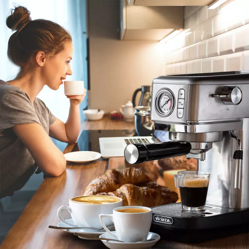 Ariete 1381 Cafetera con manómetro, apta para café molido y cápsulas ESE, 1300 W, capacidad 1,1 l, presión 15 bar, filtro para ½ tazas, boquilla para capuchino, plata