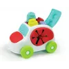 Un innovador coche con inserciones blandas, como los bloques Clemmy, para una experiencia estimulante que combina juego y descubrimiento sensorial.<br><br>Las inserciones blandas se pueden explorar y tocar para descubrir los distintos relieves y formas. Favorece el tacto y las habilidades manuales.<br><br>El techo del coche puede utilizarse como base para apilar los bloques Clemmy…