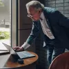 HP Poly Voyager Free 60+M UC Carbon negro auriculares +BT700 adaptador USB-C +estuche de carga con pantalla táctil
