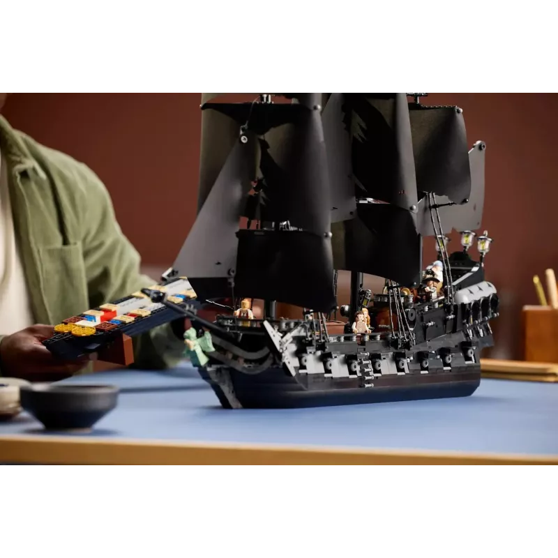 LEGO ICONS 10365 Barco pirata de Captain Jack Sparrow
