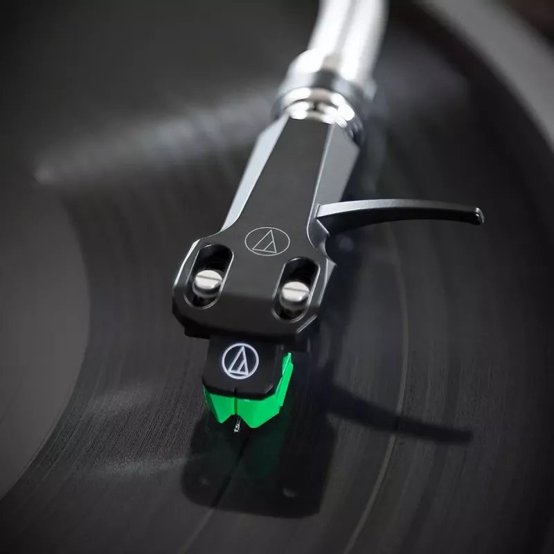 Audio-Technica AT-VM95E/H cápsula con portacápsulas AT-HS6BK premontado (negro/verde)