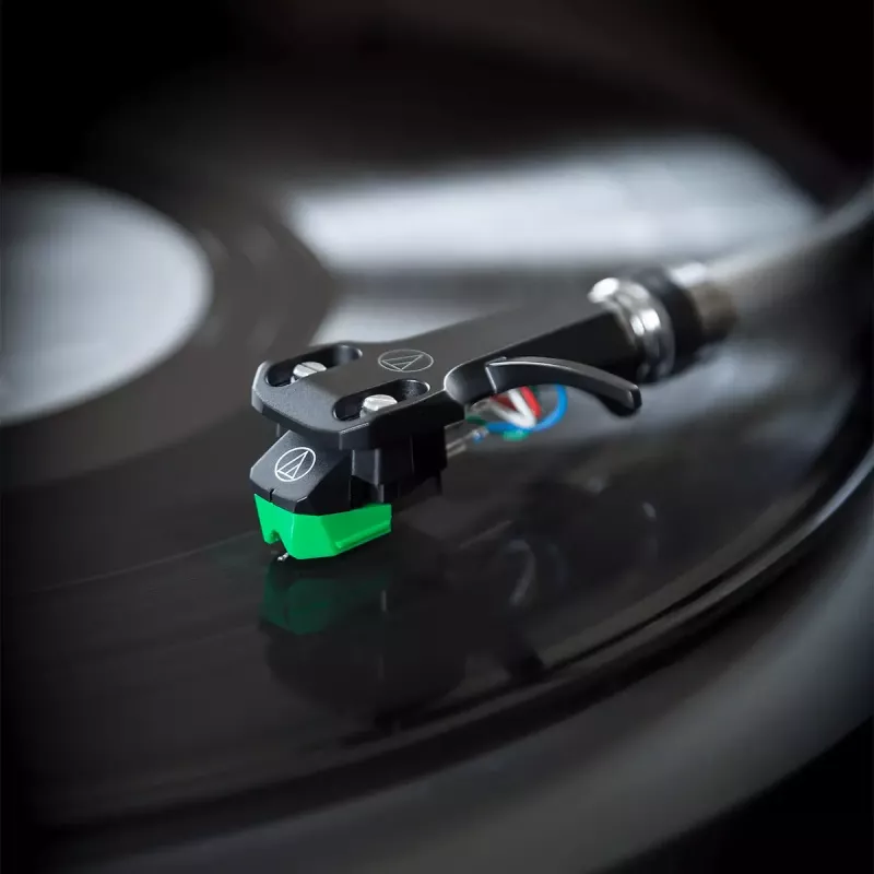 Audio-Technica AT-VM95E/H cápsula con portacápsulas AT-HS6BK premontado (negro/verde)