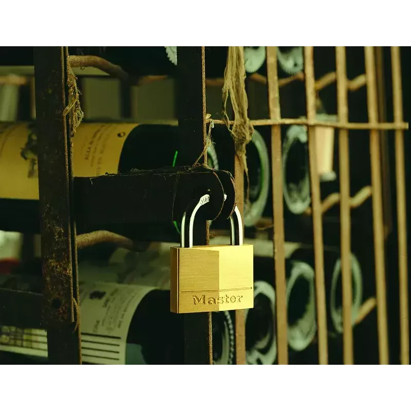 Candado MASTER LOCK 40 mm cuerpo macizo de latón con llave igualada