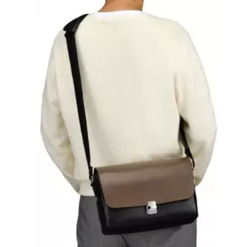 Bolsa de hombro para cámaras Olympus CBG-11 PR de OLYMPUS — negra y marrón, modelo V613014NW000