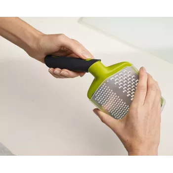 Rallador con mango Joseph Joseph Twist Grip verde