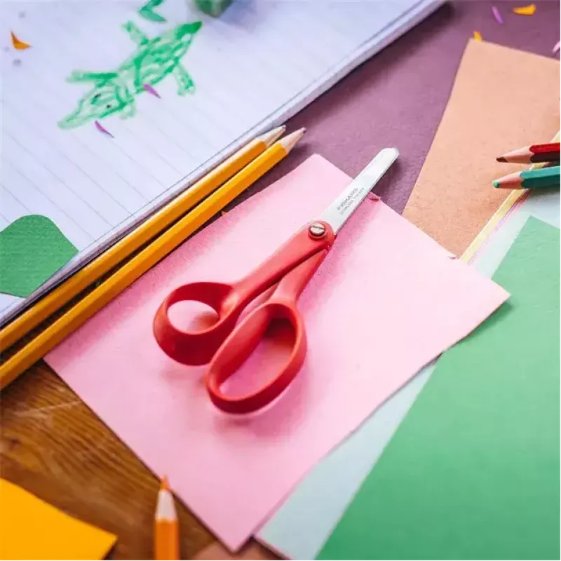 Tijeras Fiskars Classic de corte recto para niños, de una hoja, rojo/plata