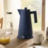 Hervidor eléctrico Alessi Plissé 1,0 L 2200 W azul, resina termoplástica, base oculta, apagado automático