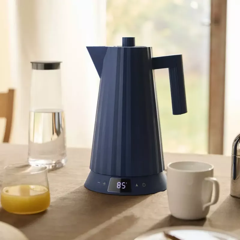 Hervidor eléctrico Alessi Plissé 1,0 L 2200 W azul, resina termoplástica, base oculta, apagado automático