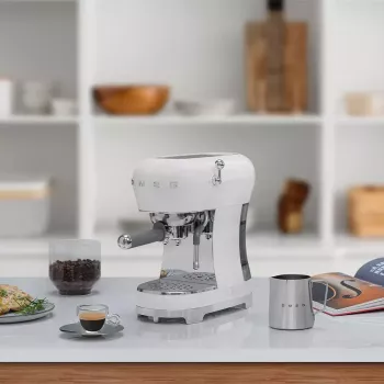 Cafetera espresso Smeg 1,1 L ECF02WHEU