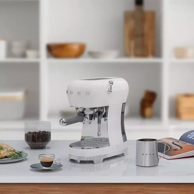 Cafetera espresso Smeg 1,1 L ECF02WHEU