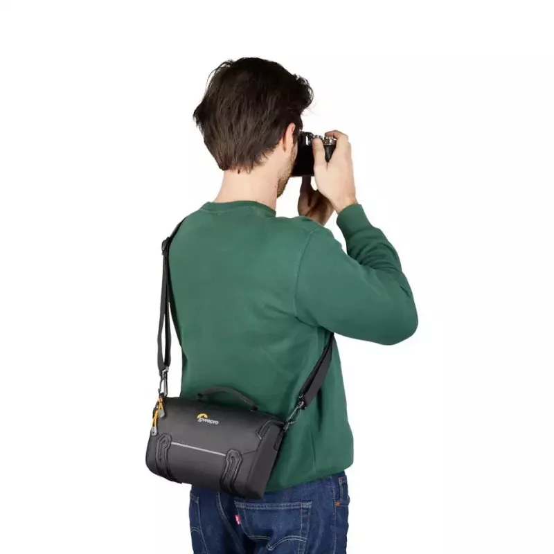 Riñonera Lowepro Adventura SH 160 III Negra correa de hombro