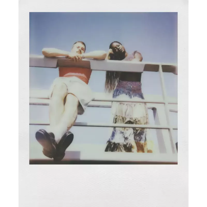 Cámara instantánea POLAROID Now Gen 3 amarilla — modelo 9158, cámara instantánea analógica, flash integrado